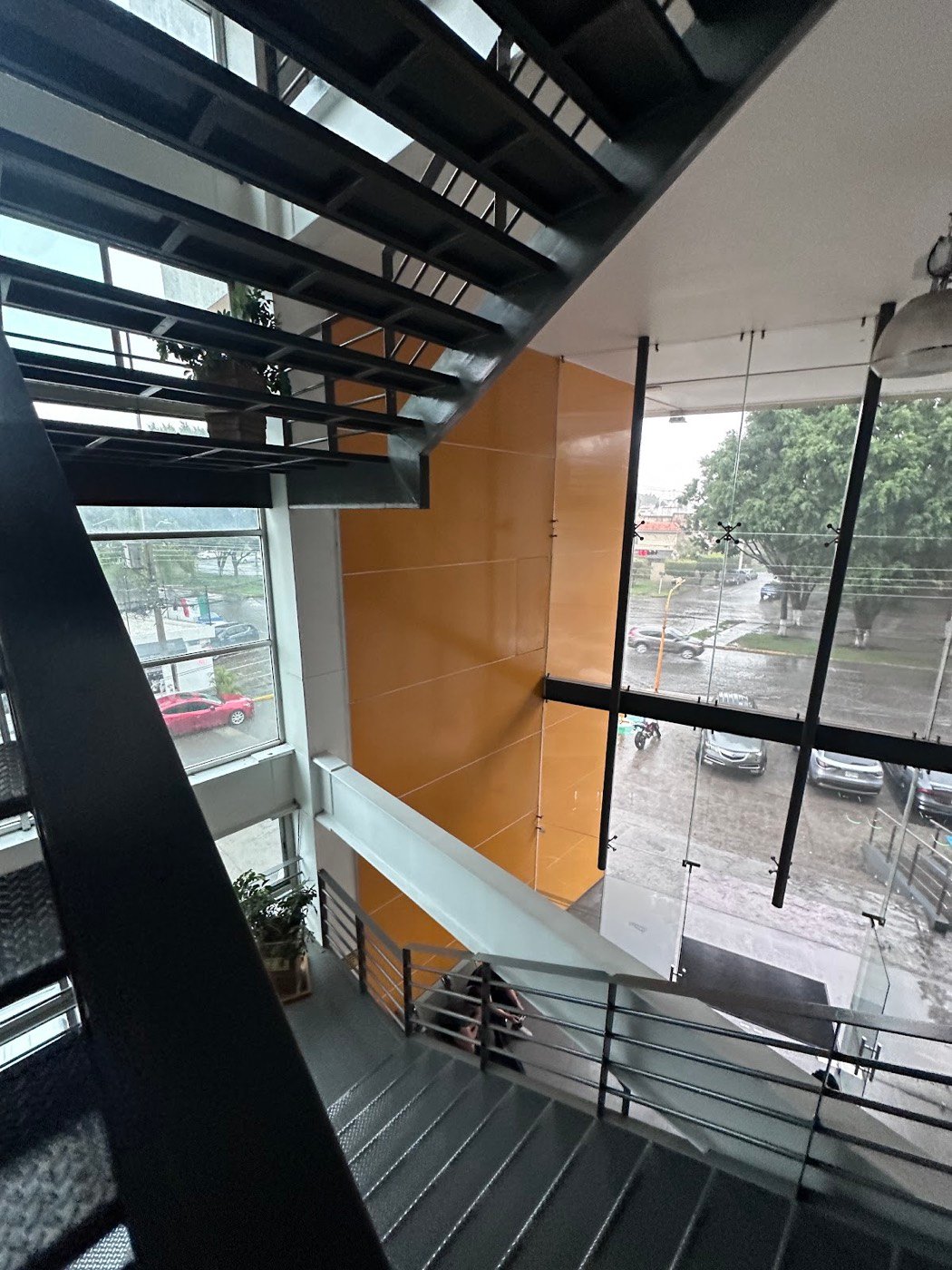 Escaleras con ventanales entre pisos